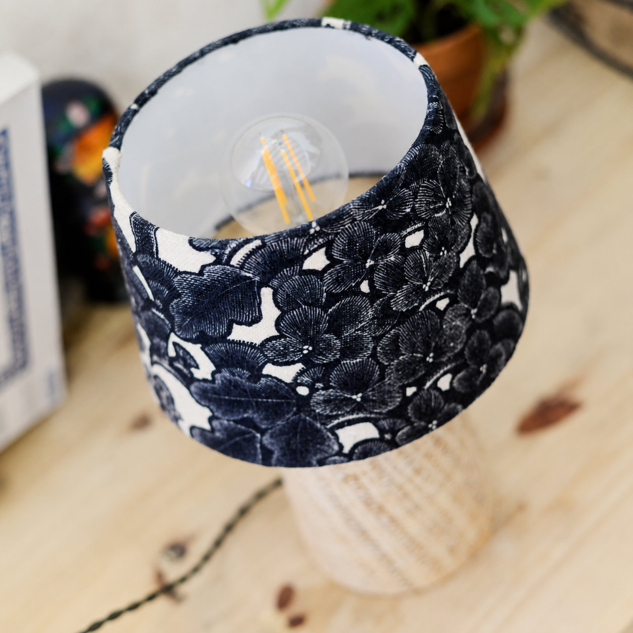 lampe à poser en raphia et lin vue de dessus. Tissu thevenon