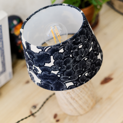 lampe à poser en raphia et lin vue de dessus. Tissu thevenon