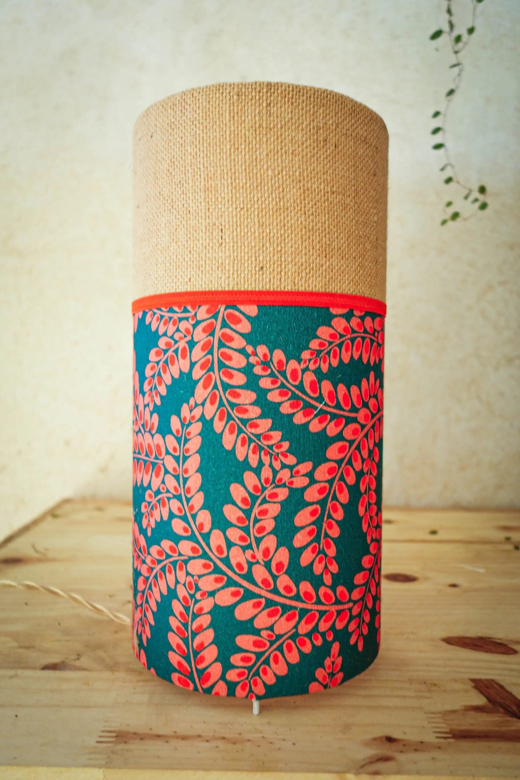 Jolie lampe tube avec un tissu Thévenon fleuri rose et bleu réhaussé d'une bande de toile de jute
