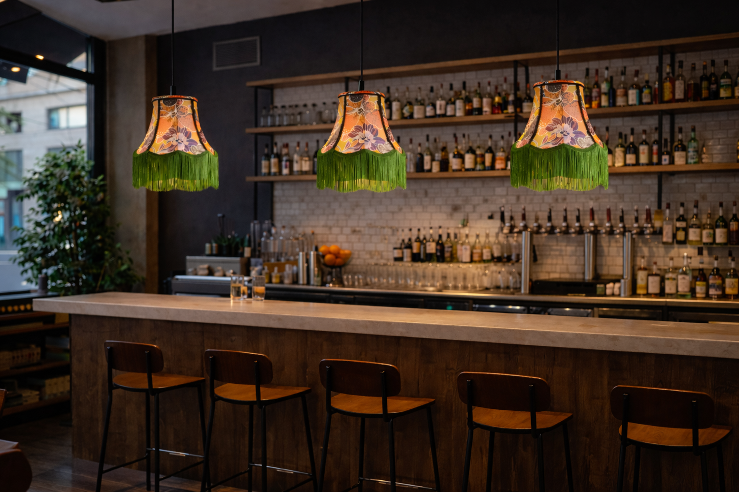 photo d'un bar avec des abat-jour sur mesure forme pagode et franges qui sont au dessus d'un bar