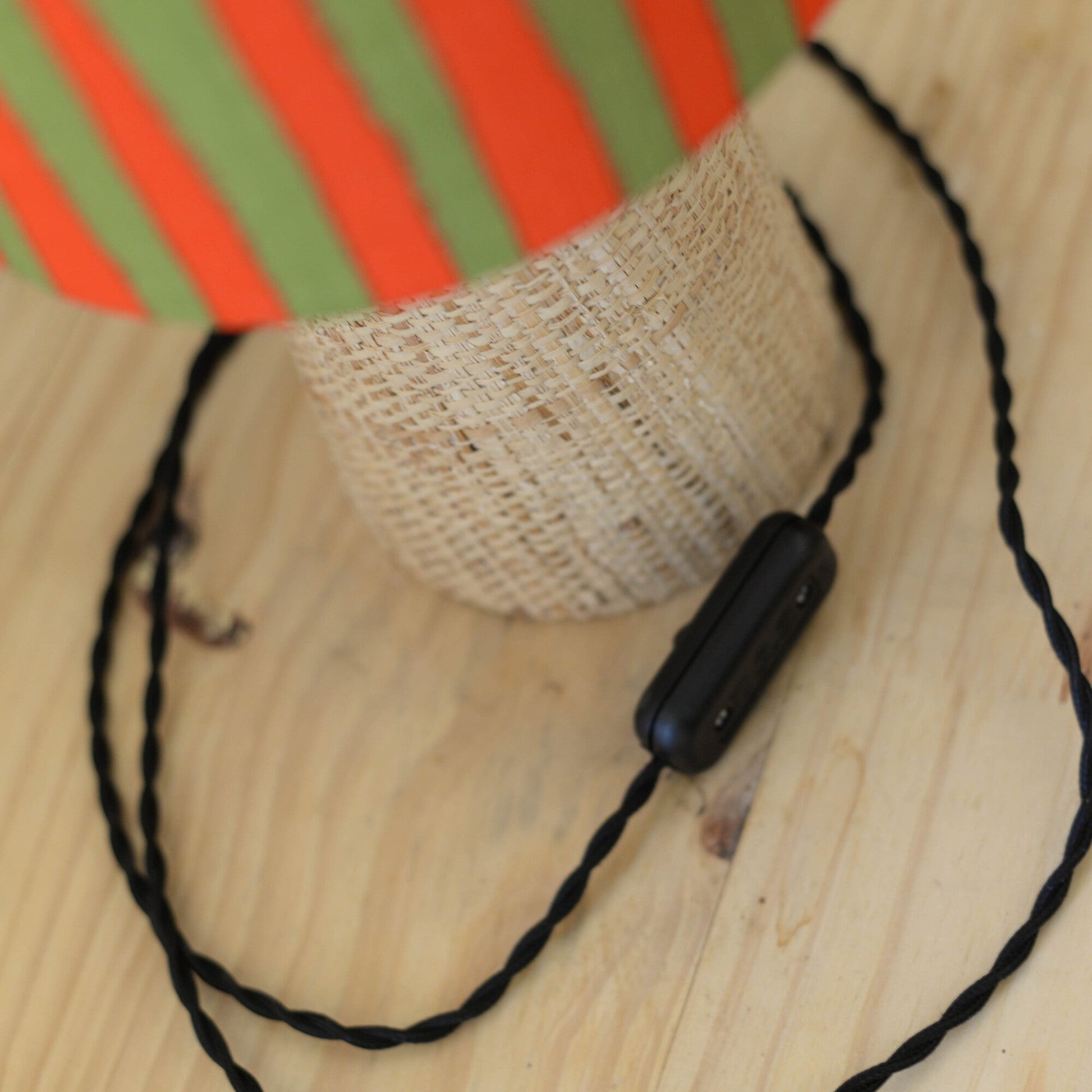 Lampe à poser Mado en raphia et tissu rayé orange et vert – détail du cordon