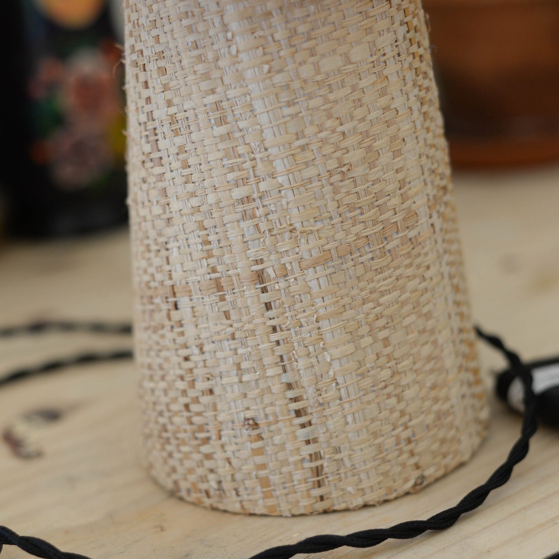 Lampe artisanale Mado – détail du pied en raphia naturel