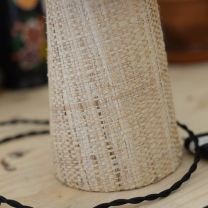 Lampe artisanale Mado – détail du pied en raphia naturel
