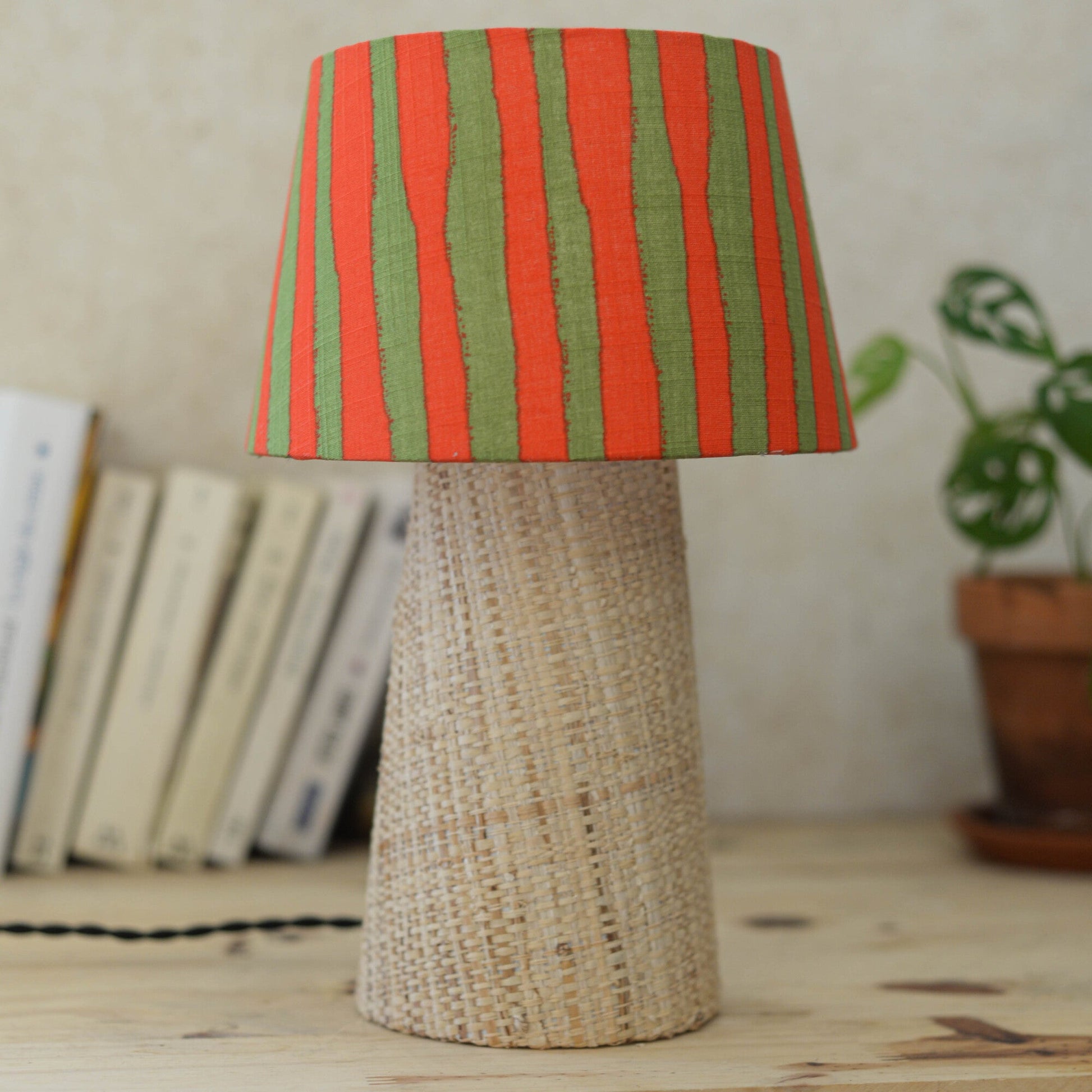 Lampe à poser Mado en raphia et tissu orange et vert