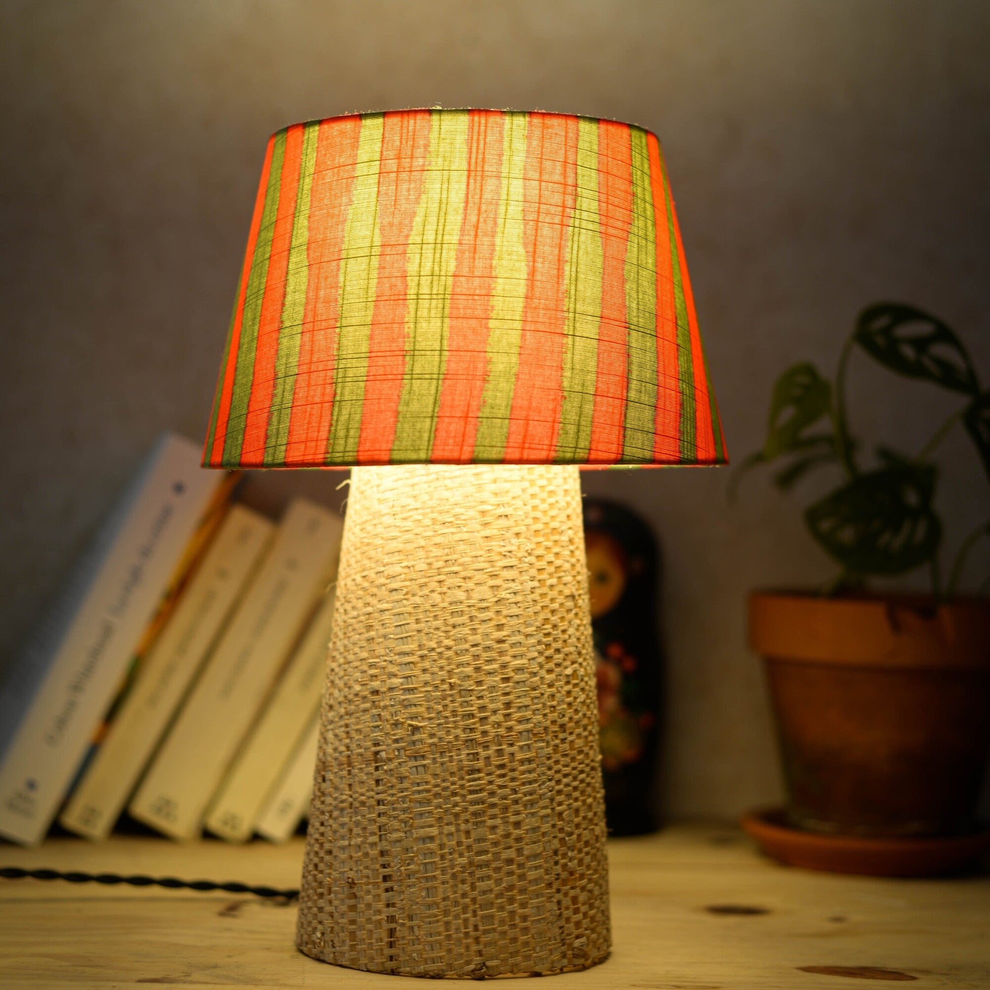 Lampe Mado allumée – lumière chaleureuse et abat-jour rayé