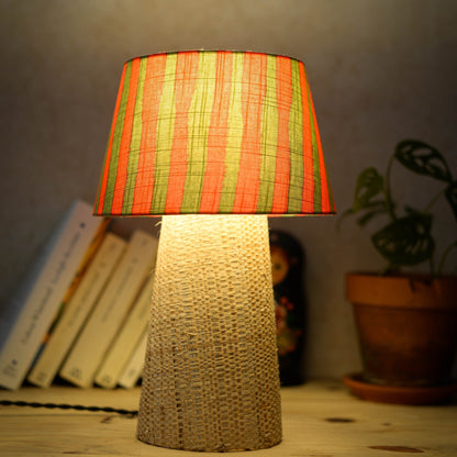 Lampe Mado allumée – lumière chaleureuse et abat-jour rayé