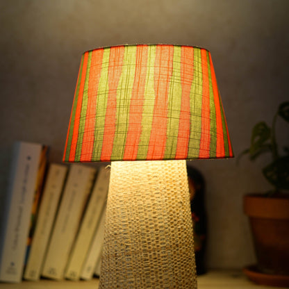 Lampe artisanale Mado allumée dans une décoration chaleureuse