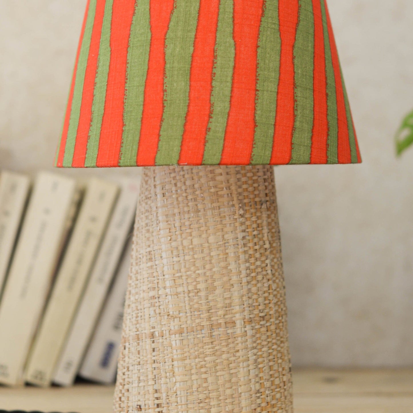 Lampe Mado – détail de l’abat-jour rayé et du pied en raphia