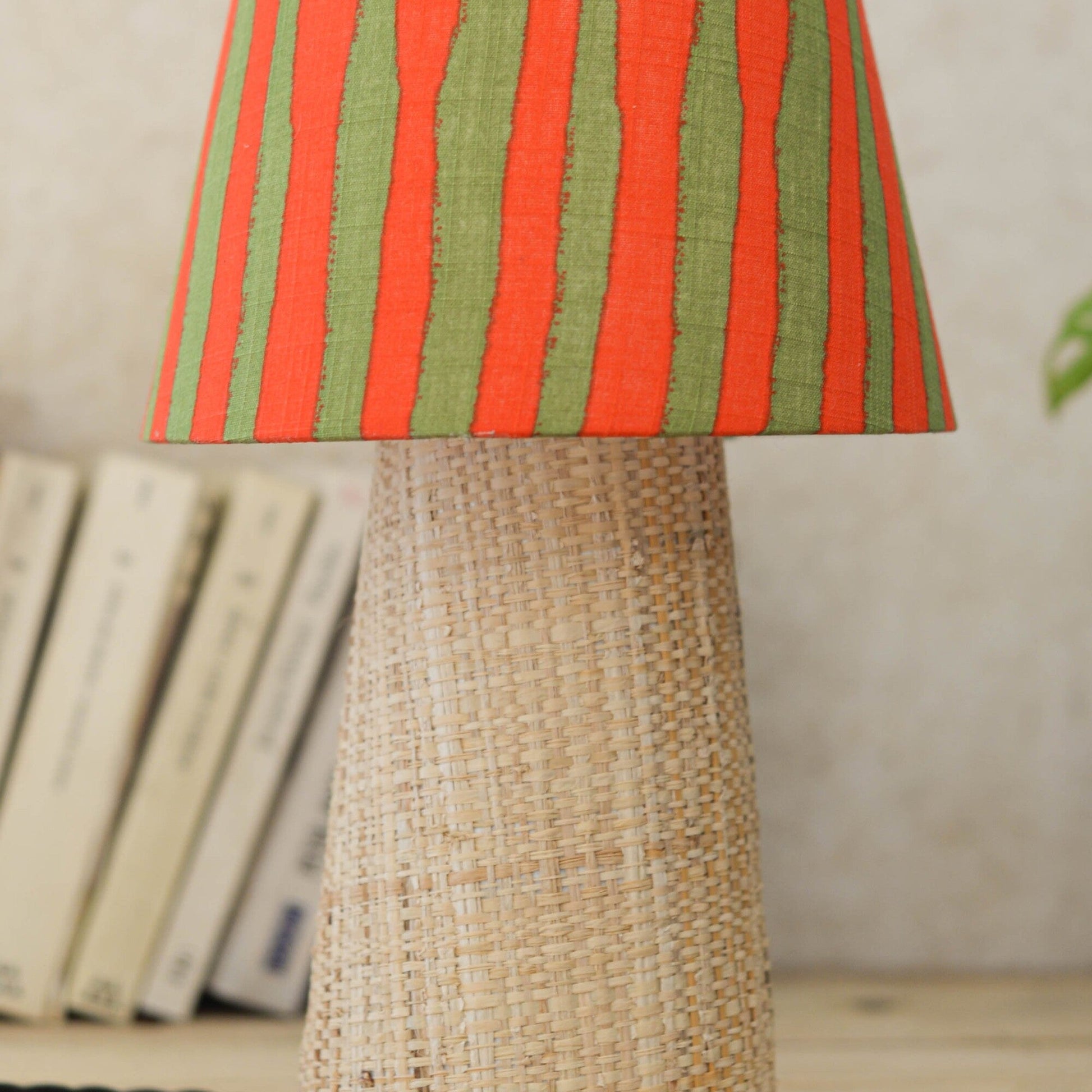 Lampe Mado – détail de l’abat-jour rayé et du pied en raphia