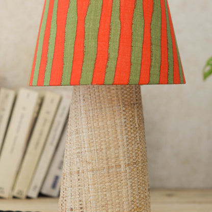 Lampe Mado – détail de l’abat-jour rayé et du pied en raphia