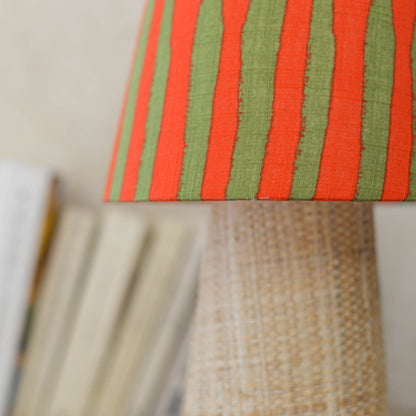 Abat-jour rayé orange et vert de la lampe Mado – gros plan