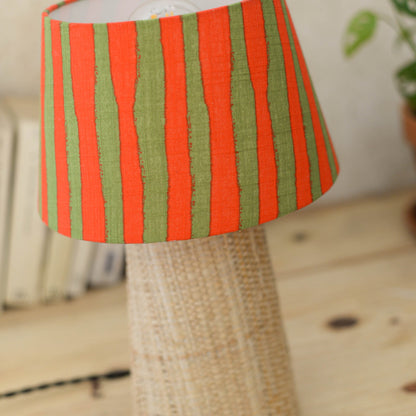 Lampe à poser Mado en raphia – vue de trois quarts