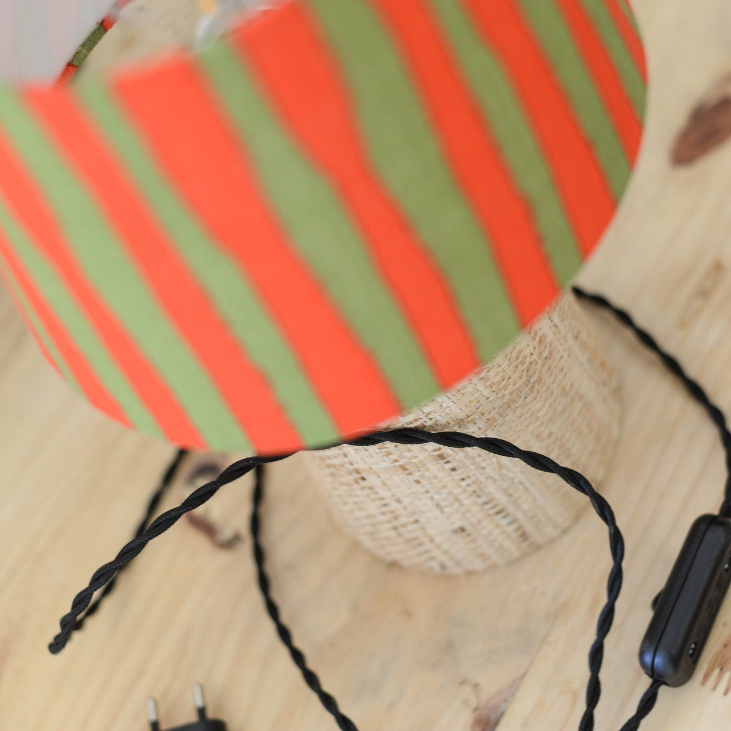 Lampe Mado – détails du tissu rayé, du raphia et du cordon
