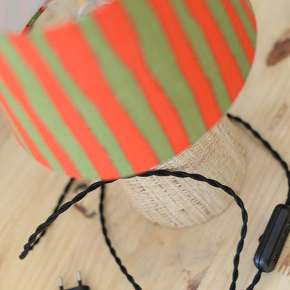 Lampe Mado – détails du tissu rayé, du raphia et du cordon
