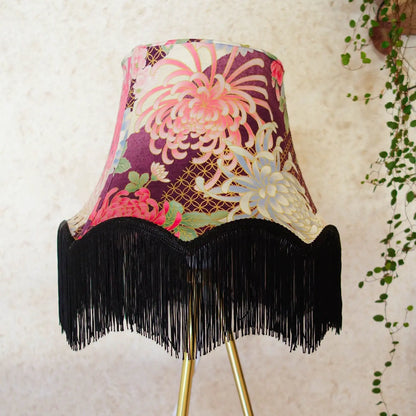 abat jour de forme pagode réalisée en tissu japonais dans les tons roses et violets. Ornée de franges noires. Création artisanale faite en Bretagne