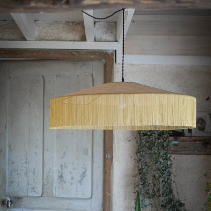 un luminaire suspension XL en raphia naturel tissé et franges beige. Réalisation unique et sur mesure réalisé par une abat-jouriste en Bretagne.