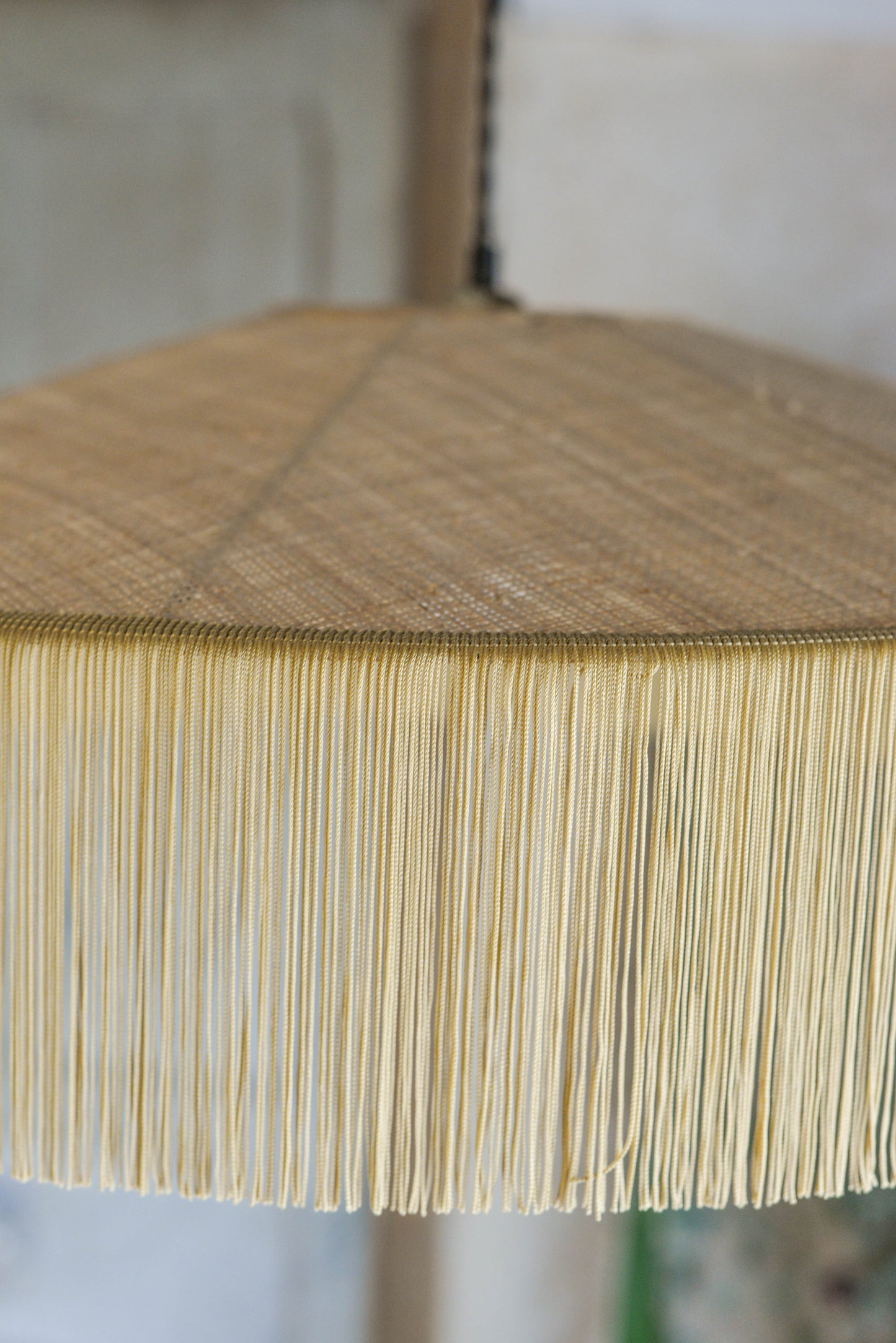 un luminaire suspension XL en raphia naturel tissé et franges beige. Réalisation unique et sur mesure réalisé par une abat-jouriste en Bretagne.