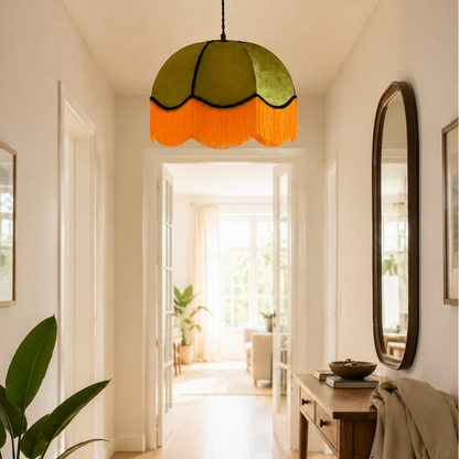 abat jour en forme de dome en velours kaki et franges orange dans un couloir. Luminaire fabriqué à Rennes en Bretagne