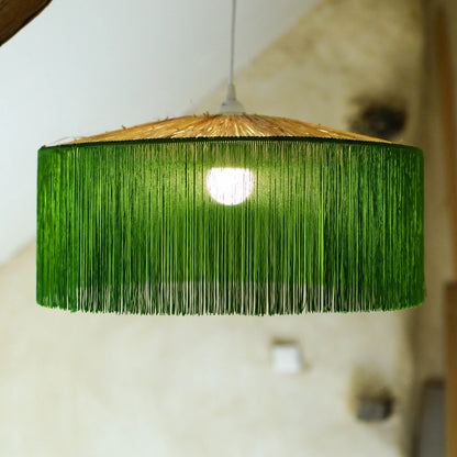 Suspension chapeau chinois en raphia beige et franges vertes - Lumière à tous les Etages 