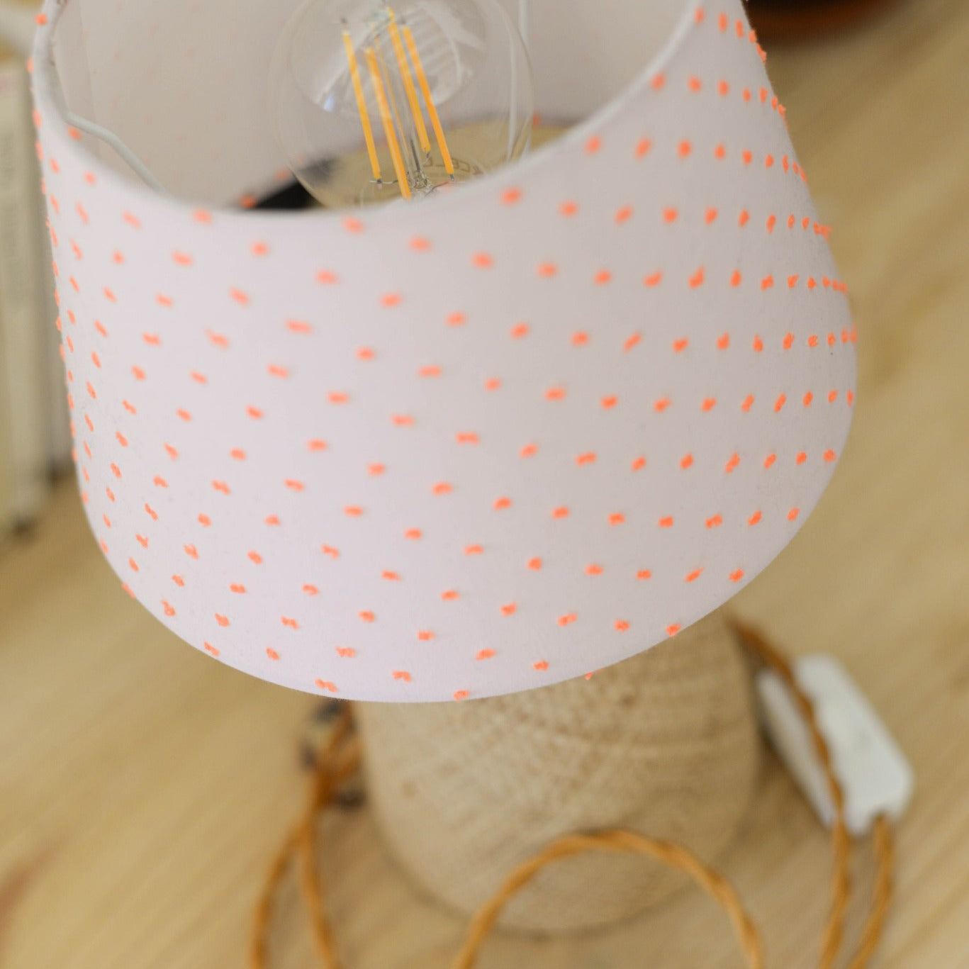 Lampe Suzanne – vue intérieure de l’abat-jour écru à pois orange