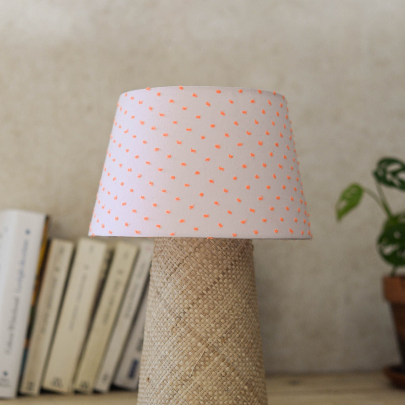 Lampe artisanale Suzanne en raphia – vue de face