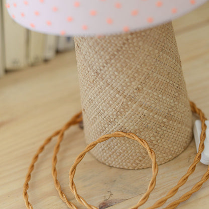 Lampe Suzanne – détail du pied en raphia et du cordon textile torsadé