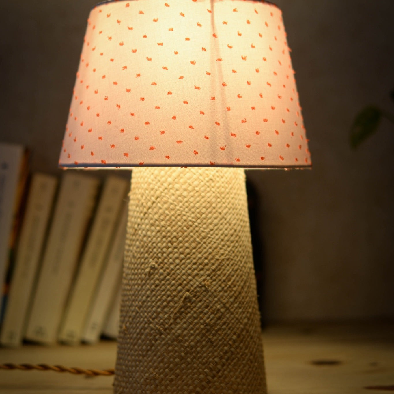 Lampe à poser Suzanne allumée – lumière chaleureuse et abat-jour à pois orange