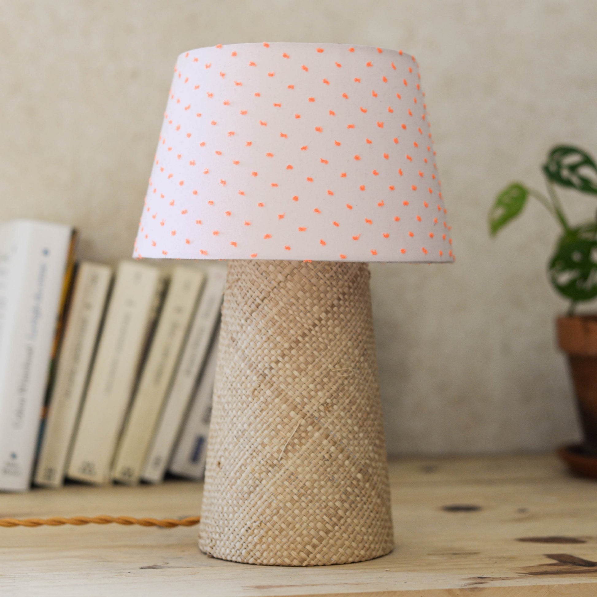 Lampe à poser Suzanne en raphia et tissu écru à pois orange