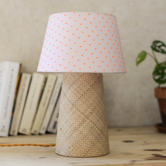 Lampe à poser Suzanne en raphia et tissu écru à pois orange